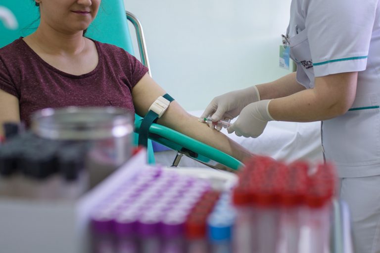 Bolile de sezon în Dâmbovița: peste 900 de afecțiuni respiratorii și 4 cazuri de gripă confirmate. Recomandări medicale simple care țin gripa depate