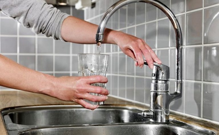 Apa de la robinet – avantajele/dezavantajele consumului