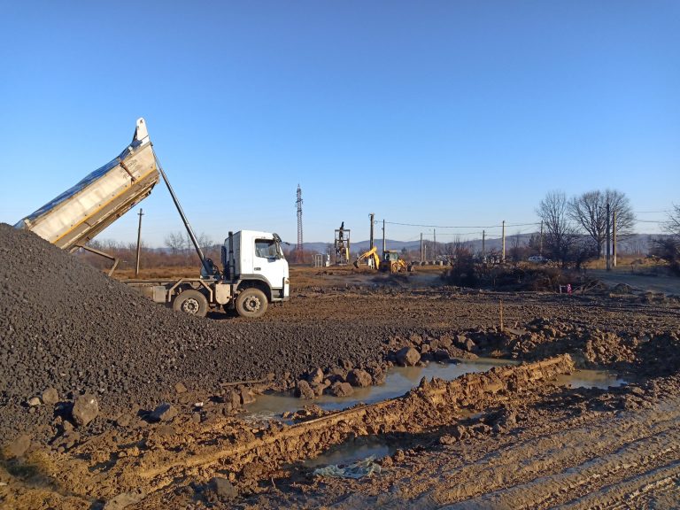 OMV instalează patru sonde la Moreni, după care va asfalta drumul de acces pentru trafic greu