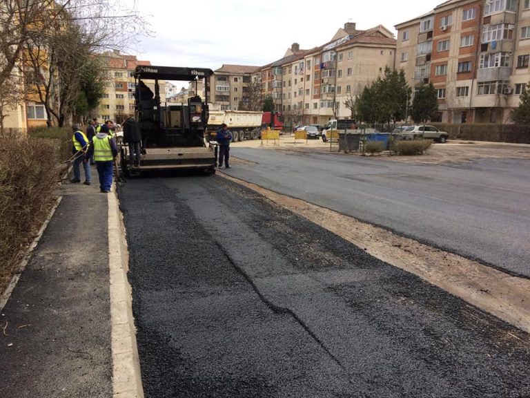 TÂRGOVIŞTE: Au început asfaltările și amenajarea parcărilor în Micro 3