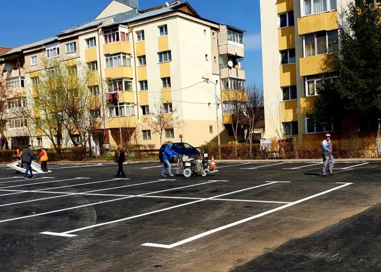 În 10 zile, s-au încheiat lucrările de asfaltare și modernizare în zona blocurilor C6 – C10 din Micro 3 Târgoviște