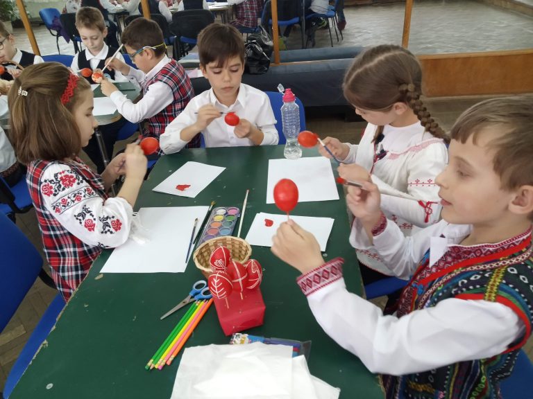Sute de copii din Moreni au participat la atelierele de încondeiat ouă. Luni, expoziție cu rezultatele muncii lor