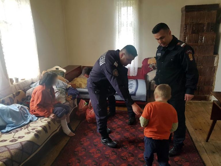 Eroi cu suflet mare! Pompierii dâmboviţeni au oferit ajutoare unor familii cu mulţi copii