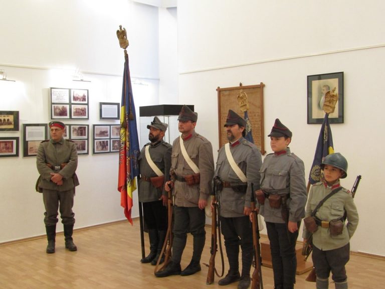 Ceremonie istorico-militară la Târgoviște cu detașament de militari echipați din vremea Războiului cel Mare