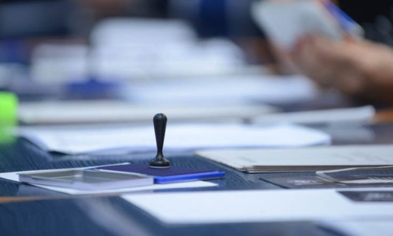 Coaliția încă nu s-a înțeles pe comasarea alegerilor. Negocierile, extrem de întârziate, ar urma să fie reluate miercuri, dar fără stabilirea prezidențiabilului