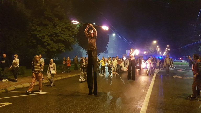 Parada Babel FAST 2019. Muzică, dans, artificii, veselie pe străzile din Târgoviște