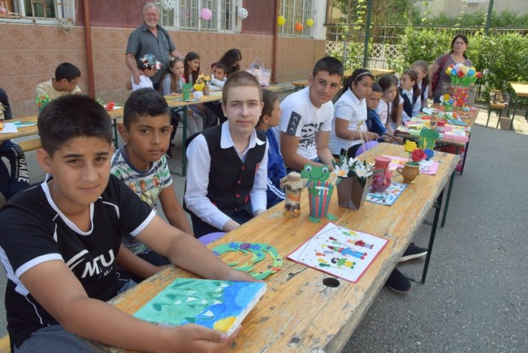 La Târgoviște s-a deschis Târgul Educațional “Handmade with love”. 150 de elevi vor comercializa produsele realizate de ei