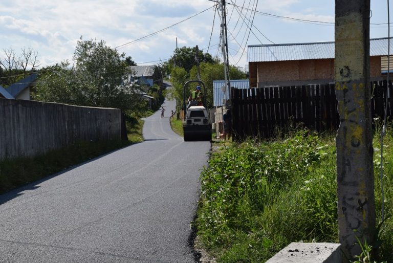 Lucrări la drumuri și iluminat public la Gura Ocniței și Răzvad