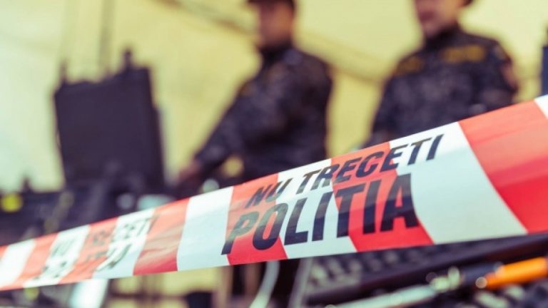 Sfârșit tragic pentru o bătrână de 89 de ani! A murit după ce a căzut de la etajul 4 al unui bloc. În apartament a fost găsit cadavrul fiului ei, aflat în stare avansată de degradare