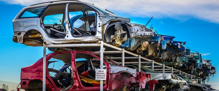 Controale ale polițiștilor la firmele de dezmembrări auto din Târgoviște și Pucioasa