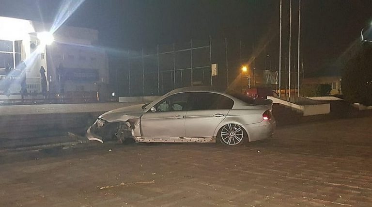 Un șofer a scăpat mașina de sub control și s-a oprit în scările Sălii Sporturilor din Târgoviște