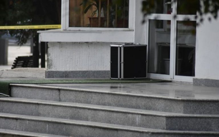 Alertă cu bombă în centrul orașului Târgoviște! Vezi ce s-a descoperit în valiza suspectă aflată în fața unui magazin