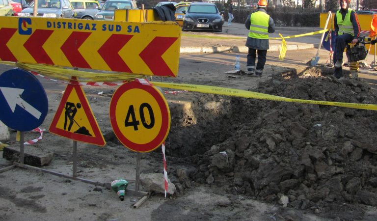 Pericol pe o stradă din Moreni, după ce șoferul unui TIR a lovit o țeavă de gaze!  Conducătorul auto a fugit de la locul accidentului și este căutat de poliție