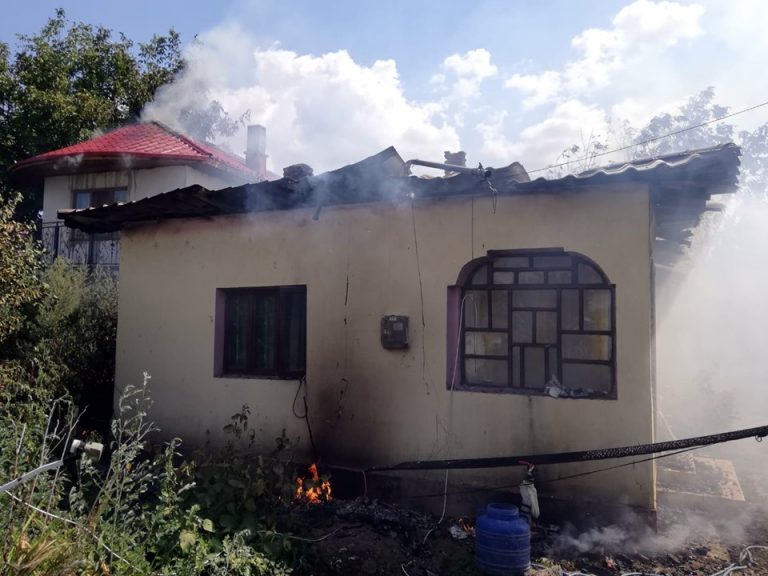 Incendiu puternic în Dâmbovița! Flăcările au distrus o casă și un bar