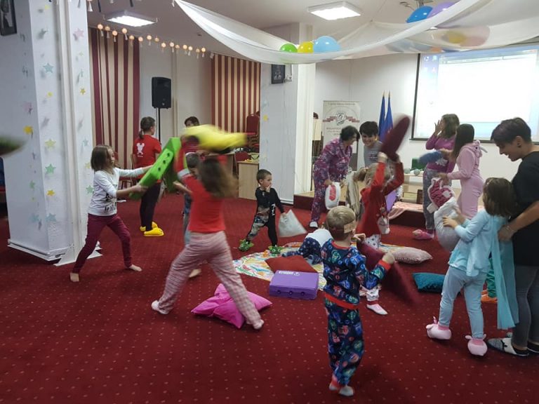 Inedit! Pijamateca la Biblioteca Județeană Dâmbovița, o seară de citit și de distracție