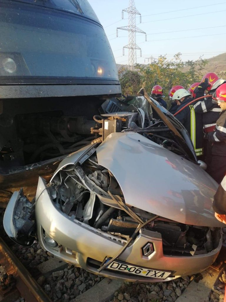 Tragedie pe calea ferată în Dâmbovița! Două persoane au murit după ce mașina în care se aflau a fost spulberată de tren la bariera Săteni