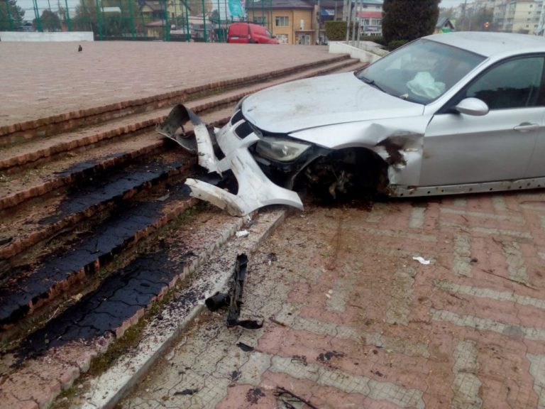 Șoferul care a produs accidentul din fața Sălii Sporturilor din Târgoviște a fost depistat de polițiștii dâmbovițeni. Vezi cine este fugarul