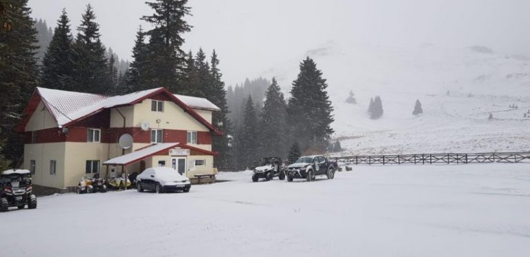 A nins în Bucegi! Primul strat consistent de zăpadă în zona Padina-Peștera