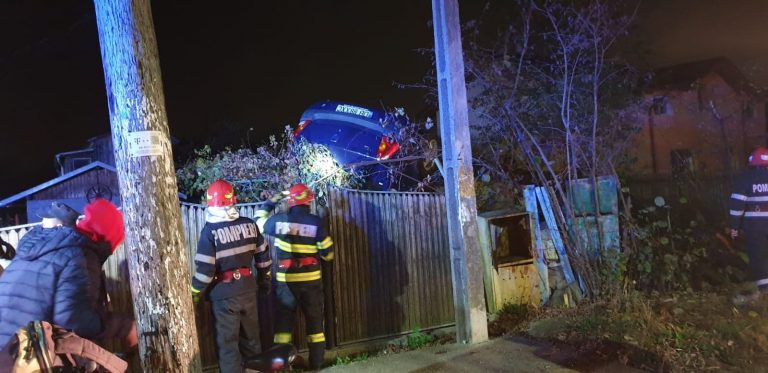 Accident spectaculos la Valea Voievozilor. Un autoturism a ajuns suspendat pe un gard