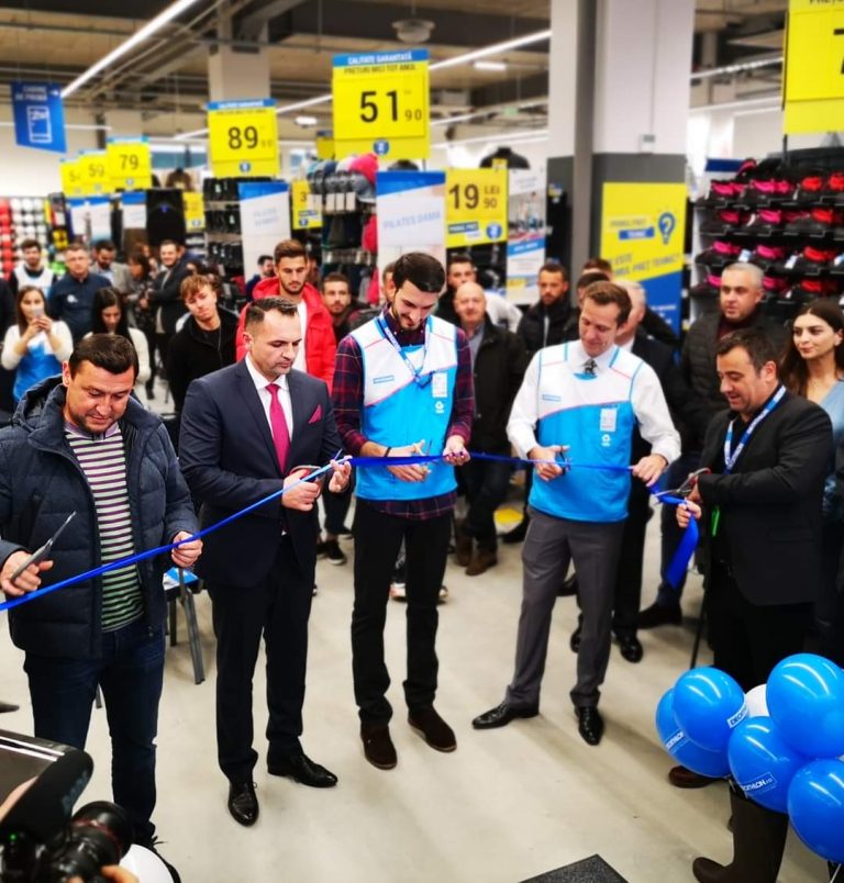 S-a deschis primul Strip Mall în Dâmbovița! Viorel Moldovan, antrenorul Chindiei Târgoviște, a fost prezent la inaugurarea magazinului Decathlon