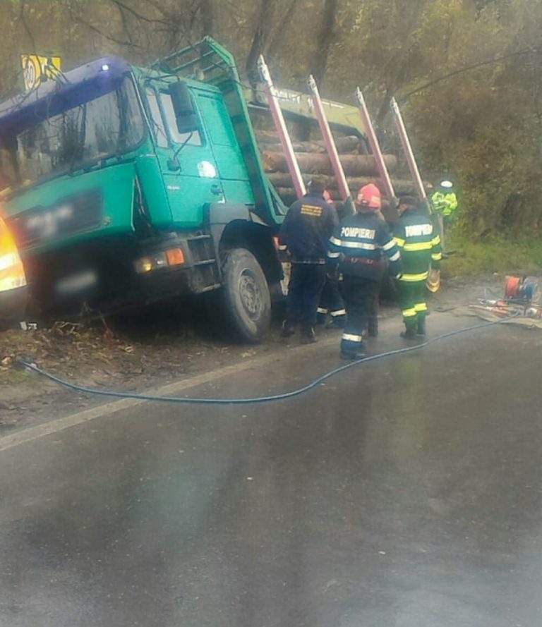 Dâmbovița: O femeie a văzut moartea cu ochii după ce a fost prinsă sub remorca unui camion cu bușteni răsturnat