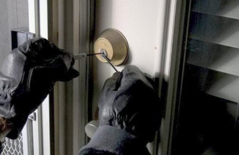 Politistii se află pe urmele suspectului care a spart mai multe magazine în Târgoviște. Este cercetat și în alte dosare de furt