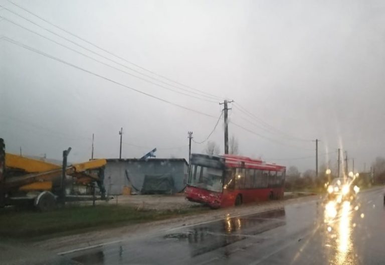 Accident între un autoturism și un autobuz cu persoane, la Aninoasa.  Un tânăr șofer a fost transportat de urgență la spital