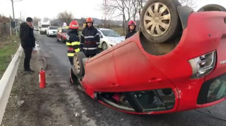 Accident spectaculos la Aninoasa! O șoferiță s-a răsturnat cu mașina după ce ar fi adormit la volan