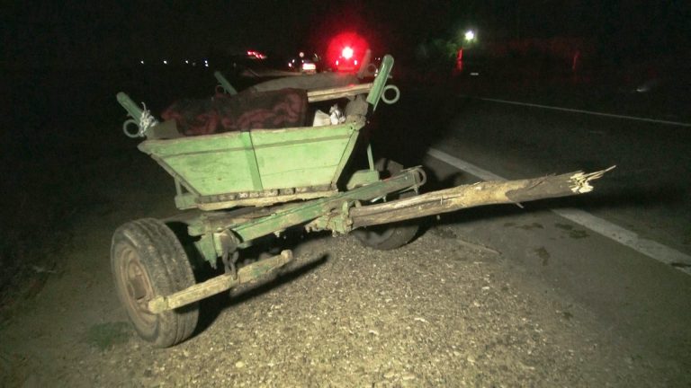 Două persoane rănite după o coliziune între o mașină și o căruță la Racovița