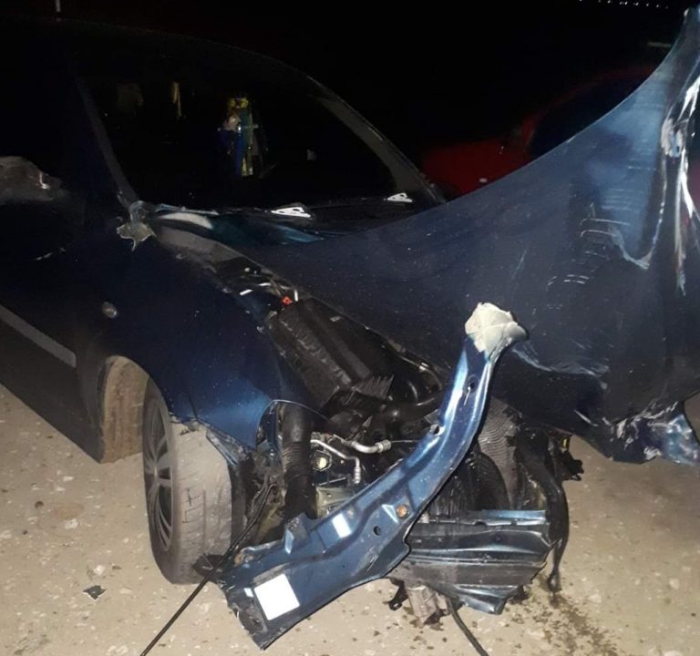 Autoturism lovit de tren la Găești. Șoferul mașinii, care a scăpat ca prin minune de moarte, a fost găsit băut de polițiști