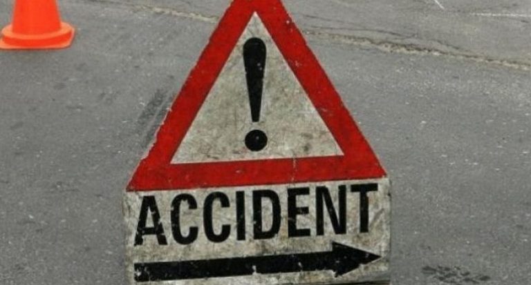 Accident violent în Târgoviște! Două mașini s-au făcut praf aseară. Unul dintre șoferi a fost transportat de urgență la spital