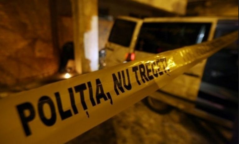 Descoperire macabră la Doicești! Un bărbat a fost găsit mort în scara blocului