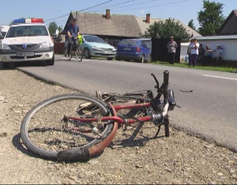 Biciclist accidentat grav în Dâmbovița. A fost transportat de urgență la spital