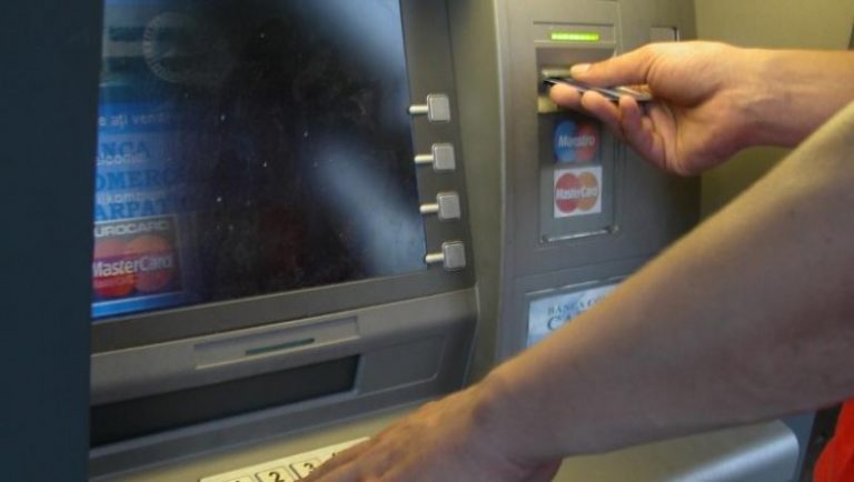 Dosare penale pentru doi tineri dâmbovițeni! Au sustras 650 de lei de pe un card bancar, găsit într-un portofel pierdut de un pensionar