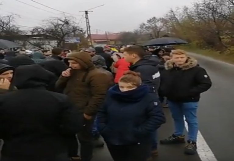 Accidentul mortal produs la Moțăieni i-a scos pe oameni în stradă! 100 de persoane au protestat pe DN 71, astăzi, pentru ca drumul să fie reparat