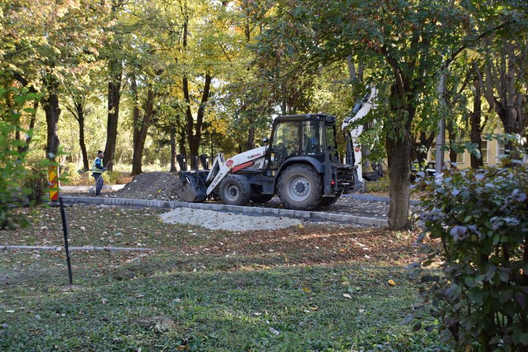 Loc de joacă exterior la Secția de Recuperare Neuromotorie Copii a spitalului Gura Ocniței