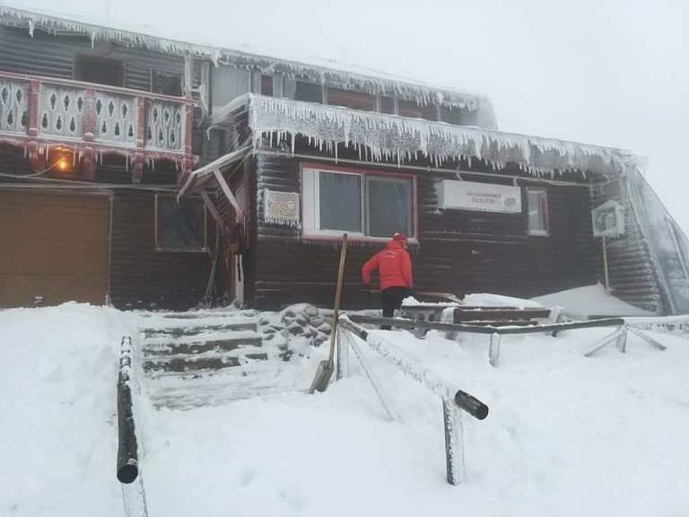 Iarnă în toată regula în Munții Bucegi. Salvamontiștii îi avertizează pe turiști