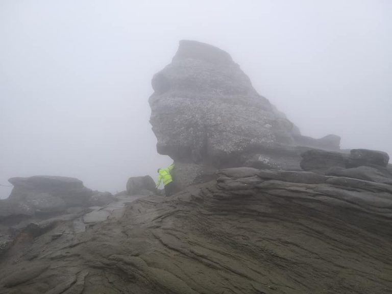 Călugăriță rătăcită în Munții Bucegi, salvată de salvamontiști. Aceasta s-a aflat în prag de hipotermie