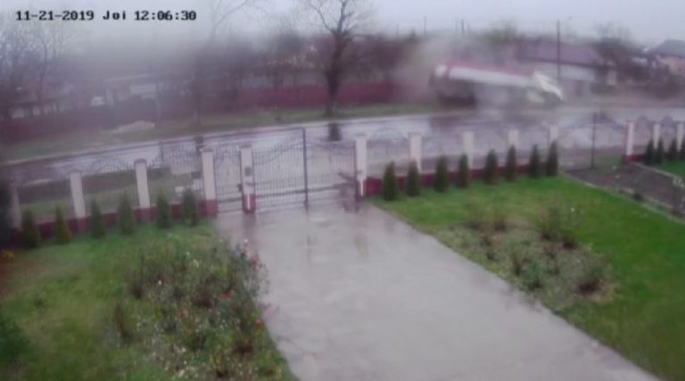Viteza bat-o vina…. TIR răsturnat în șanț la Tărtășești