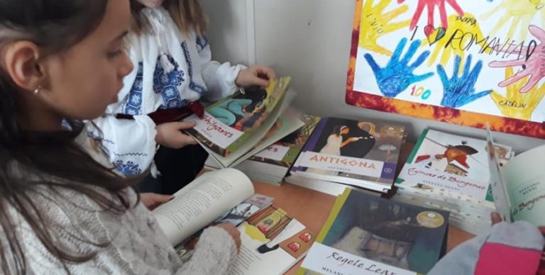 Donație de carți în două instituții de învățământ din Dâmbovița