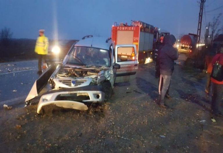 Accident violent în apropiere de granița județului Dâmbovița. Trei persoane au fost transportate de urgență la spital