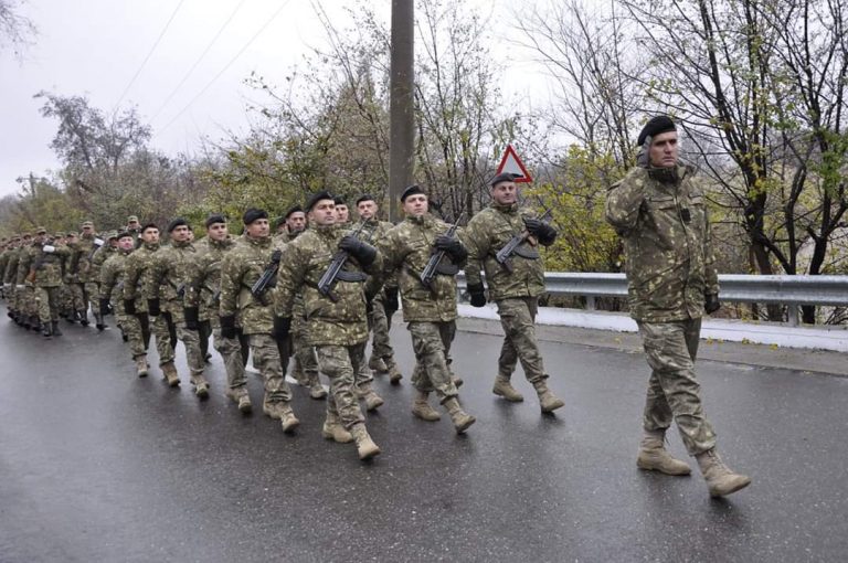 Sute de oameni la parada militară de Ziua Natională de la Târgoviște