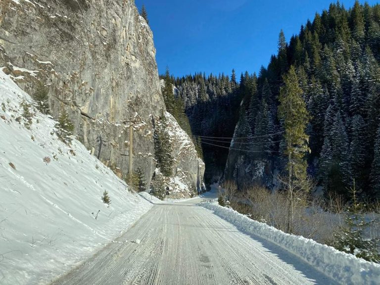 Războiul” comunicatelor pe situația drumurilor montane. Poliția Dâmbovița, contrazisă de Asociația Turistică Peștera-Padina