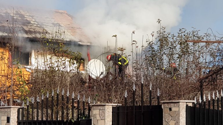 Incendiu puternic la o casă din Conțești! O persoană a fost transportată la spital după ce a făcut atac de panică