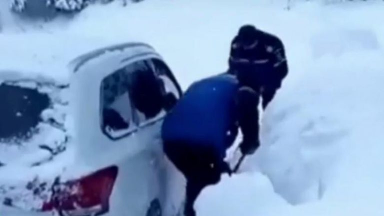 Doi turiști au rămas înzăpeziți în Munții Bucegi! Au fost rapid localizați de operatorii 112