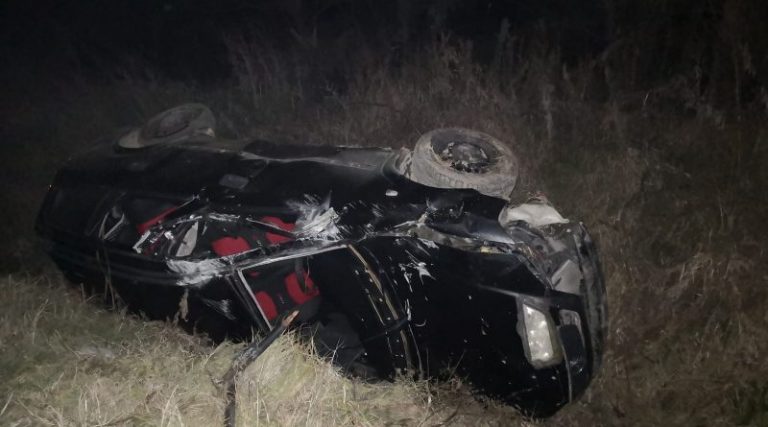 Un tânăr s-a aflat la un pas de moarte după ce s-a răsturnat cu mașina la Doicești