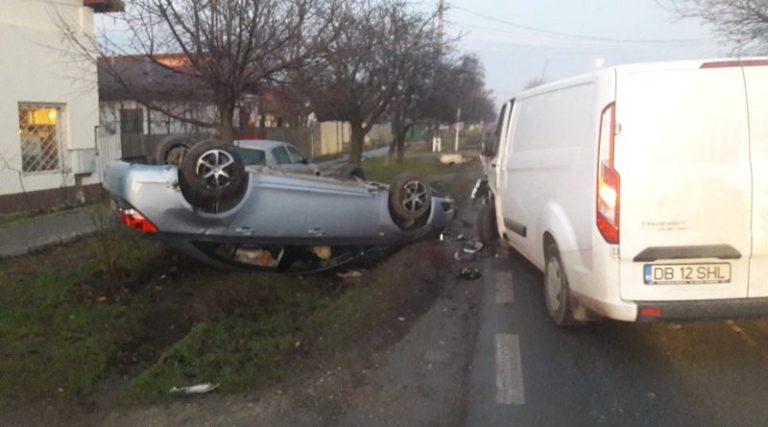Accident violent la Răcari! Un autoturism  s-a răsturnat după ce s-a ciocnit puternic cu o dubă