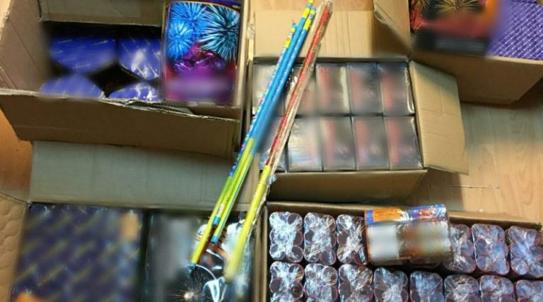 Aveau acasă depozit de petarde: peste 65 000 de articole pirotehnice confiscate la Nucet și Târgoviște