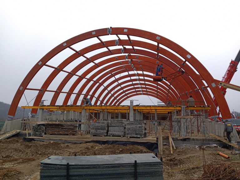 Vremea bună a permis constructorului continuarea lucrărilor la bazinul de înot de la Moreni