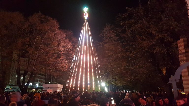 În municipiul Târgoviște a fost aprins iluminatul festiv de sărbători. În curând, ajunge și Moșul cu mii de cadouri